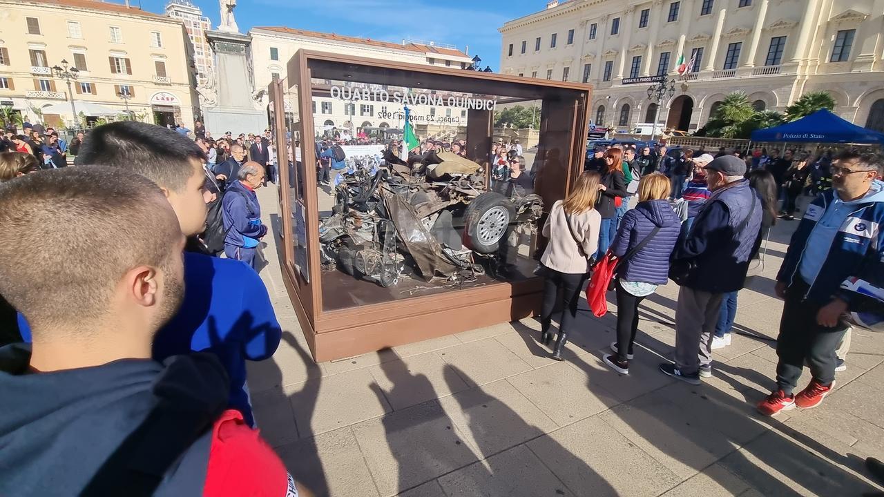 I resti dell'auto del giudice Giovanni Falcone in piazza d'Italia (foto Mauro Chessa)