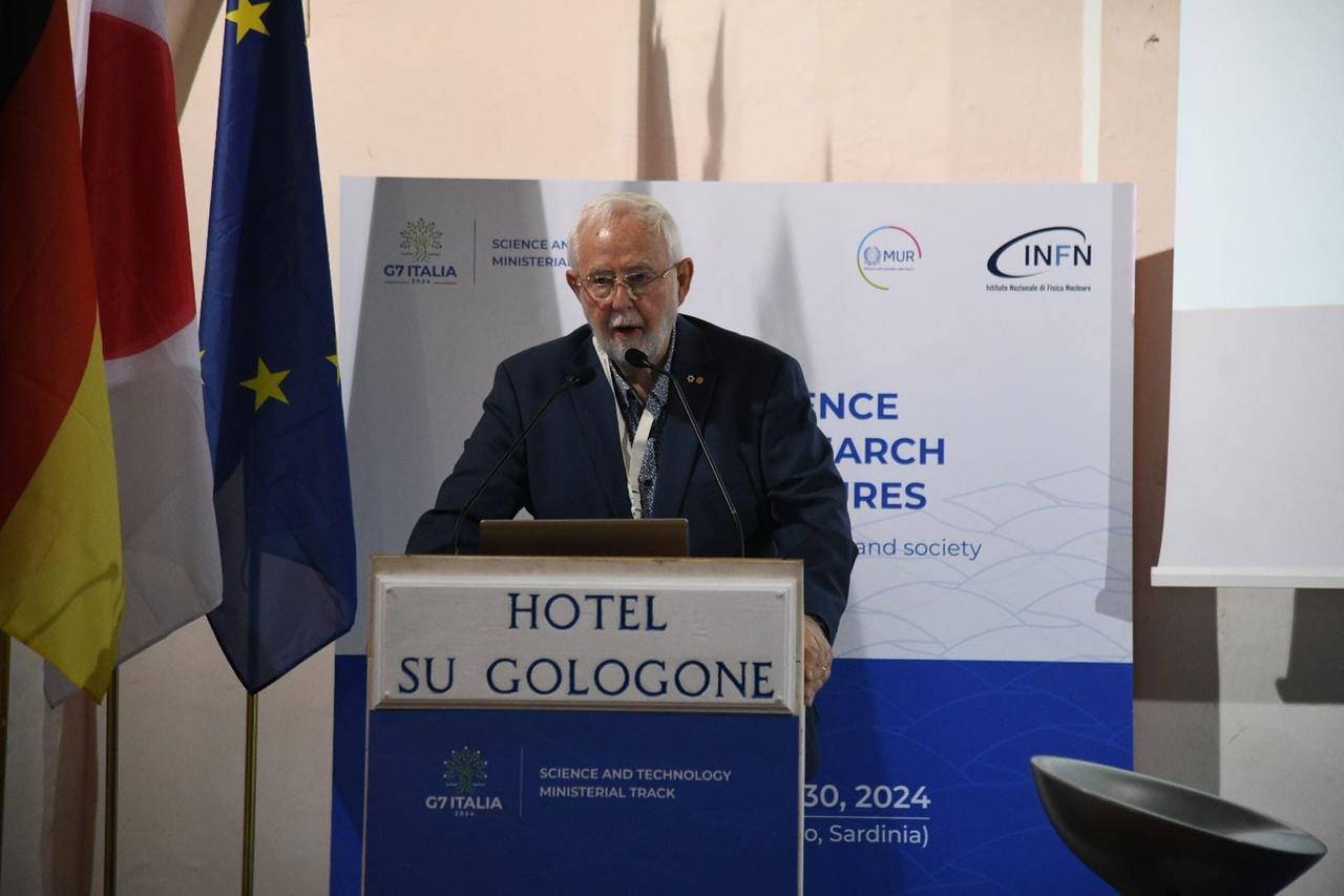 
	Il premio Nobel Arthur McDonald al G7 Scienza di Su Gologone (foto Massimo Locci)

