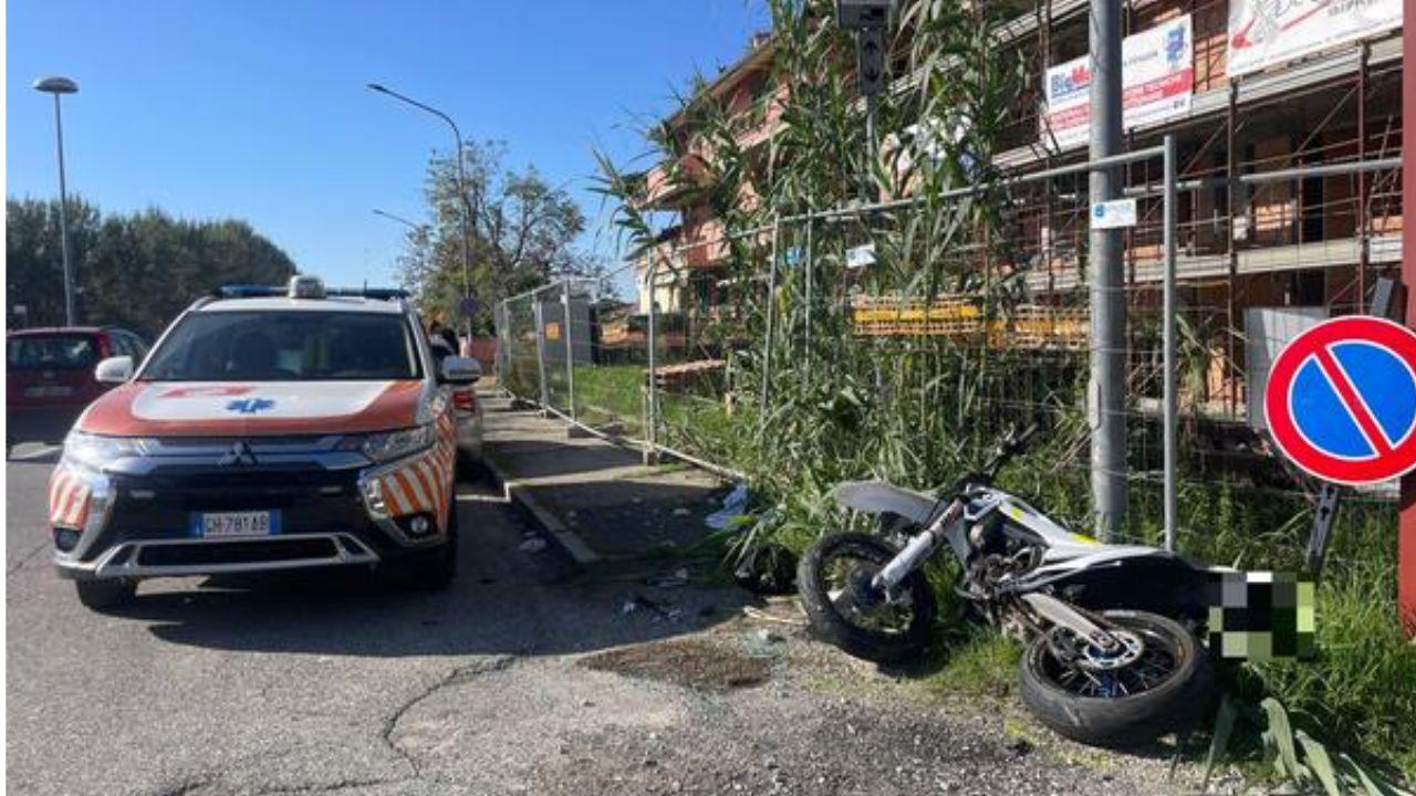 
	Il luogo dell'incidente e la moto del 16enne (Foto Autovino)

