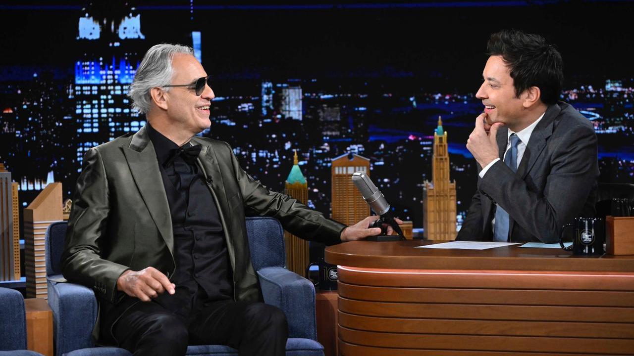 Andrea Bocelli da Jimmy Fallon fa impazzire gli Stati Uniti: «Peccato per le Kardashian...»