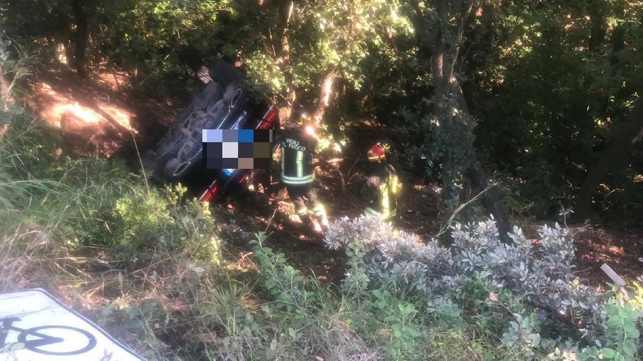 L'auto nel dirupo a Quercianella