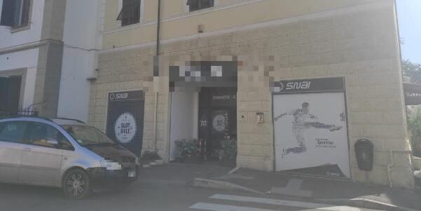 Grosseto, rapina la sala giochi con un coltello: «Ho pensato di scappare e mi sono bloccata». I sospetti sul cliente