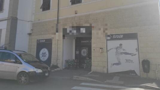 Grosseto, rapina la sala giochi con un coltello: «Ho pensato di scappare e mi sono bloccata». I sospetti sul cliente