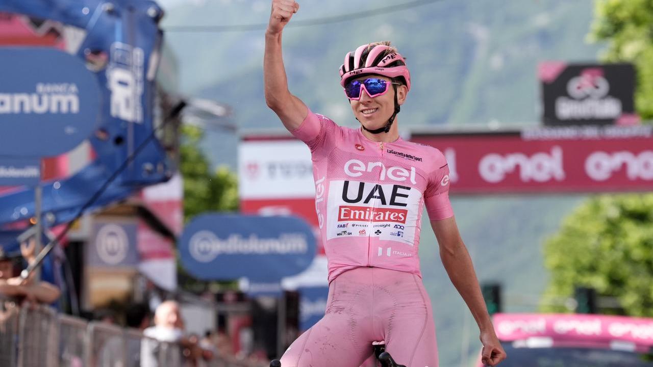 Tadej Pogacar in maglia rosa nell'edizione 2024 del Giro d'Italia