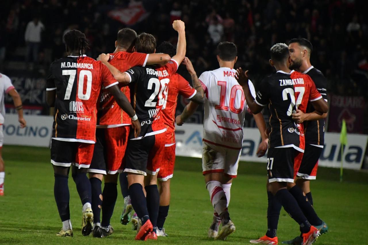 
	I festeggiamenti della Torres dopo il primo gol (foto Mauro Chessa)

