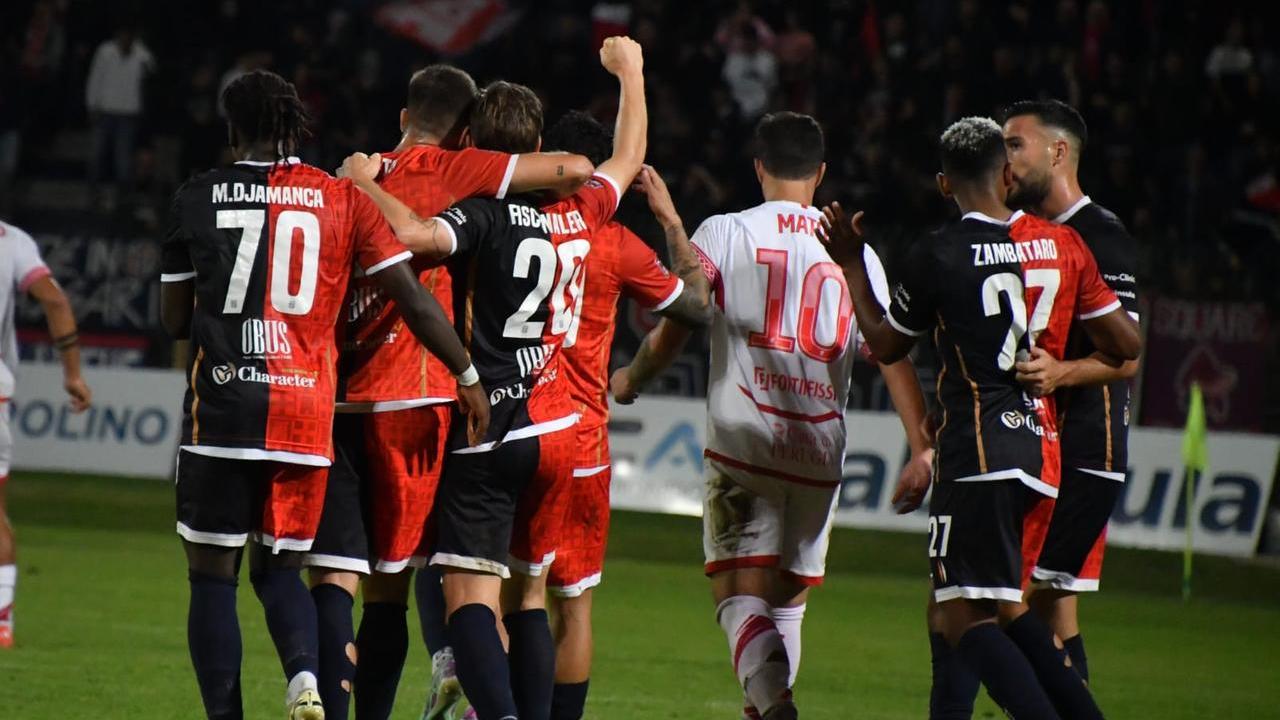 I festeggiamenti della Torres dopo il primo gol (foto Mauro Chessa)