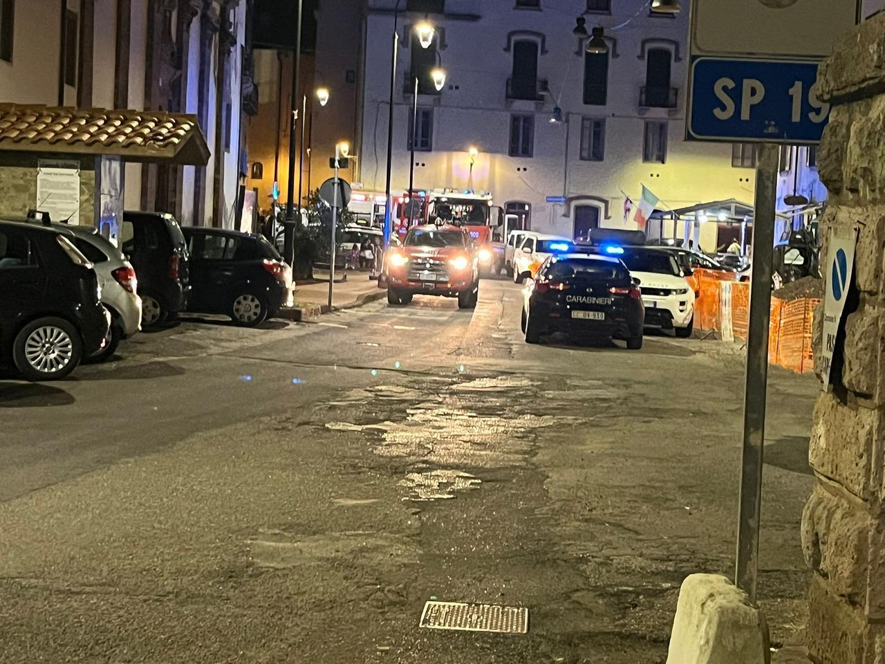 Incendio in una casa in ristrutturazione a Bosa: difficile l’intervento