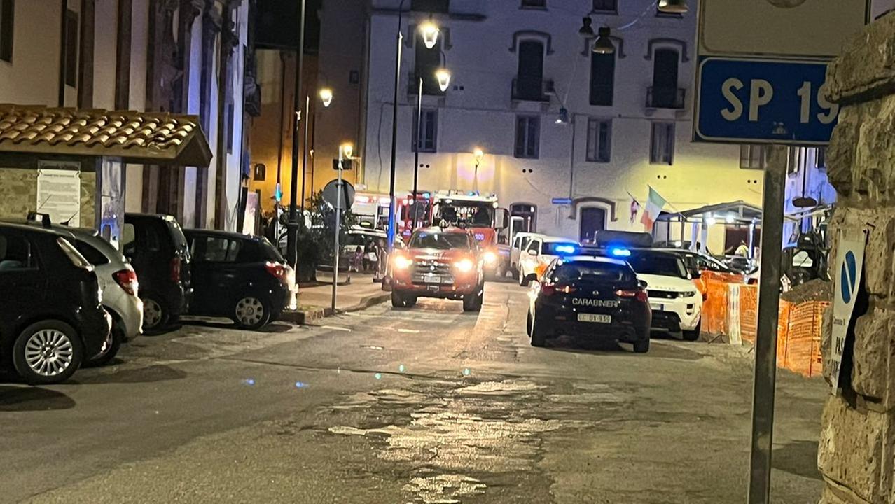 Incendio in una casa in ristrutturazione a Bosa: difficile l’intervento