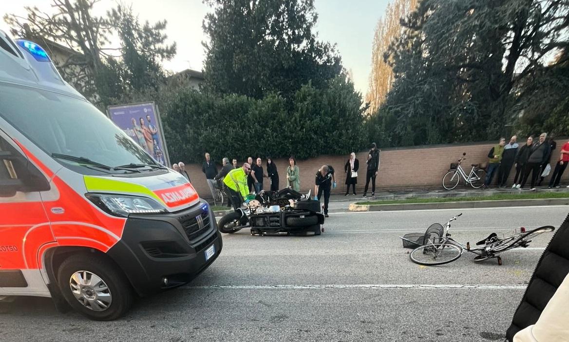 Cento, attraversa in bici fuori dalle strisce e viene investito da una moto