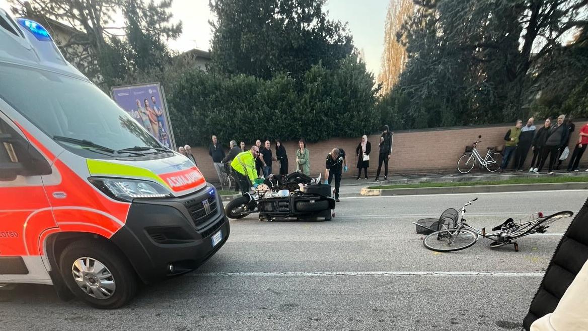 Cento, attraversa in bici fuori dalle strisce e viene investito da una moto