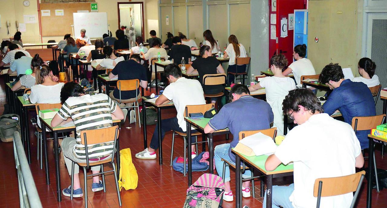 Toscana, voti e promozioni facili a scuola e il prof denuncia: è lui a essere punito