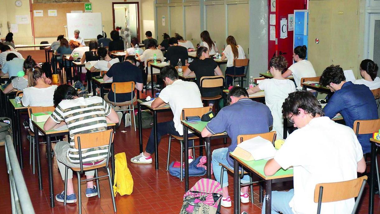 Toscana, voti e promozioni facili a scuola e il prof denuncia: è lui a essere punito