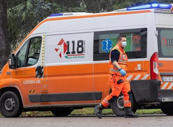 Investe una ciclista a Carpi e scappa: caccia all’auto pirata