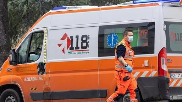 Investe una ciclista a Carpi e scappa: caccia all’auto pirata