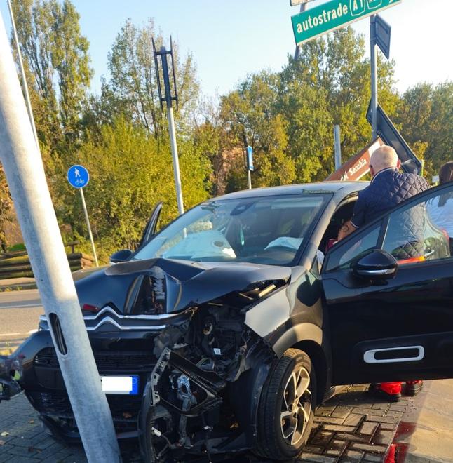 Si schianta sulla Pedemontana a Sassuolo: soccorsa dalle onoranze funebri