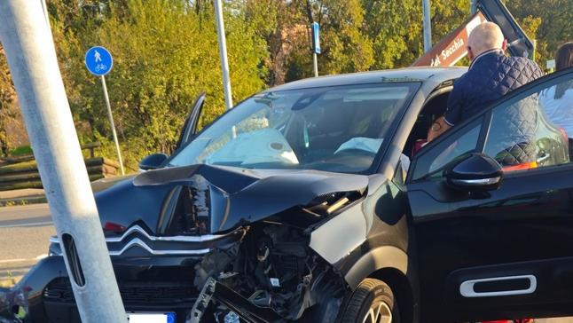Si schianta sulla Pedemontana a Sassuolo: soccorsa dalle onoranze funebri