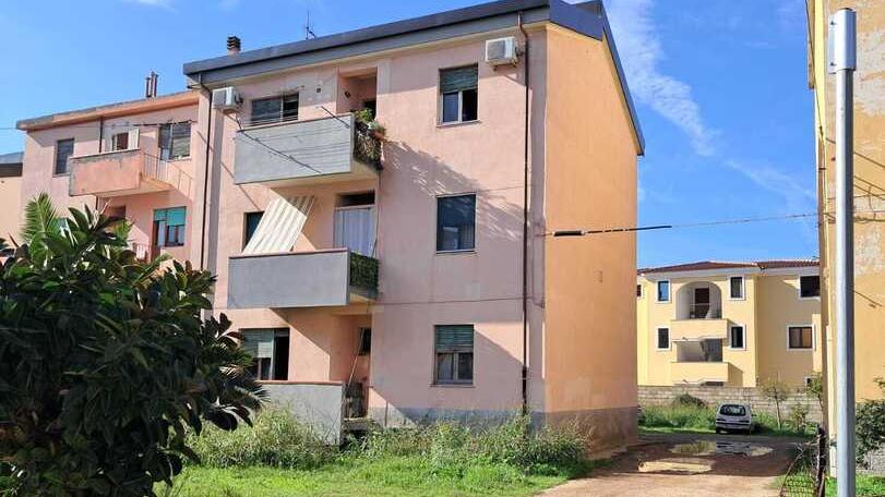 Olbia, l'allarme degli abitanti di una palazzina: «Chiudete quella casa: di notte abbiamo paura»