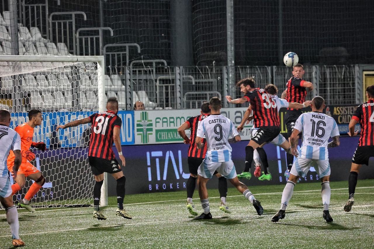 
	Un momento di gioco nell'area rossonera

