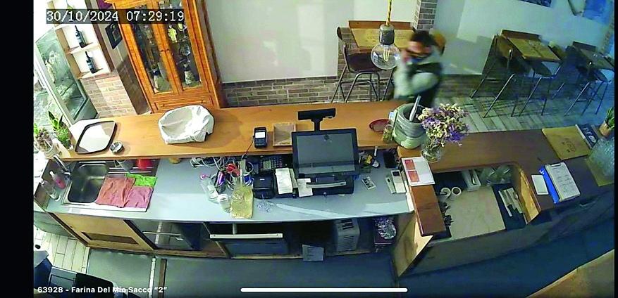 Ferrara, ladri svuotano il fondo cassa in un minuto durante le pulizie del locale