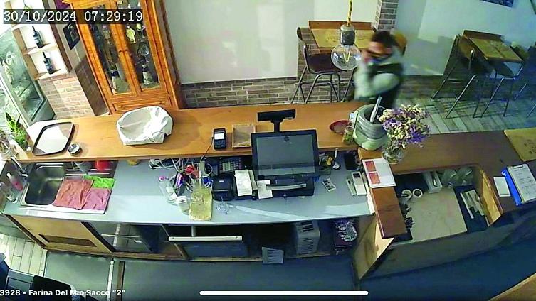 Ferrara, ladri svuotano il fondo cassa in un minuto durante le pulizie del locale