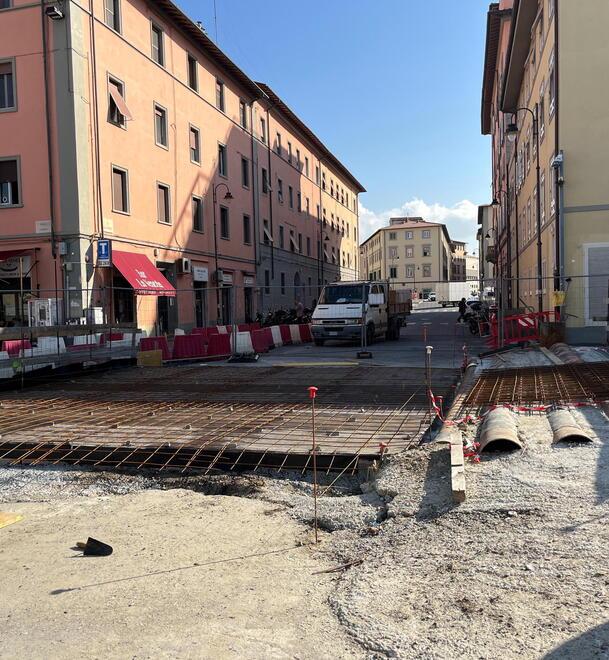 Stop, intoppi e bonifiche belliche: a Livorno oltre 2 anni per il ponte sul fosso in Venezia<br>
