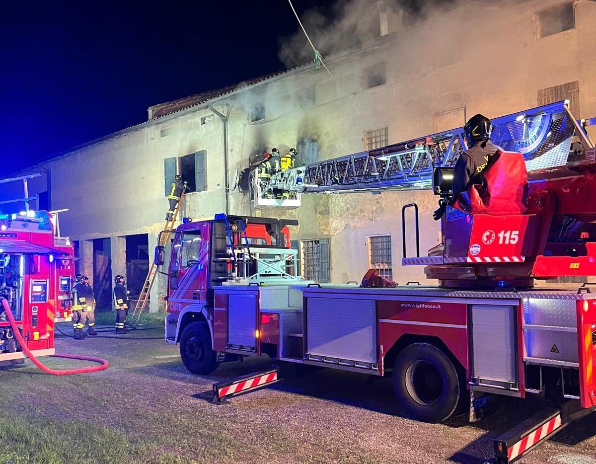 Scoppia un incendio nella casa natale di Don Pasquino Borghi, un intossicato