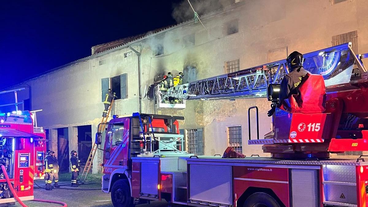 Scoppia un incendio nella casa natale di Don Pasquino Borghi, un intossicato