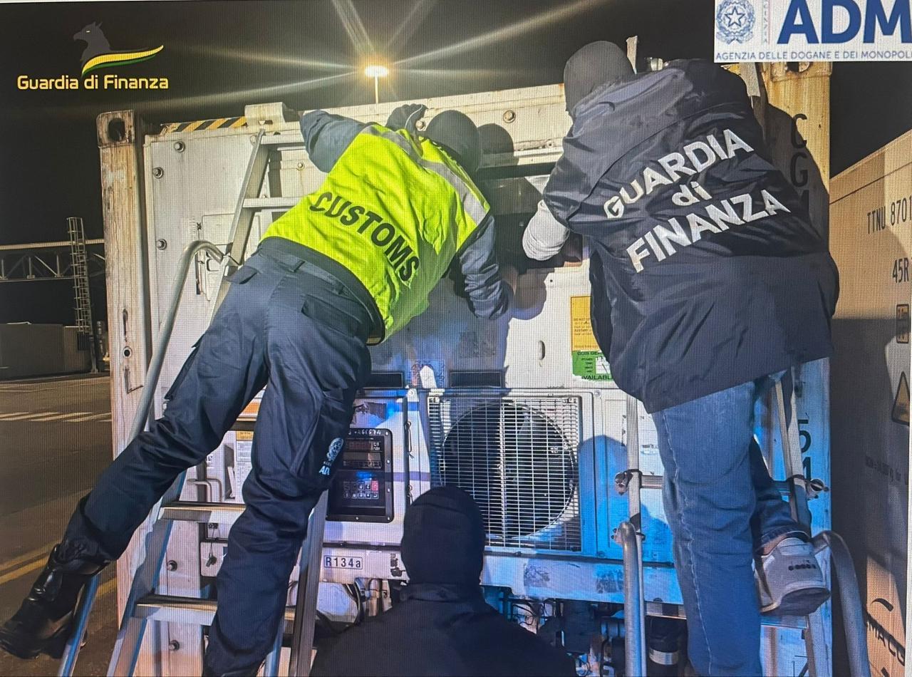 Maxi sequestro di cocaina e tre arresti al porto di Livorno: la droga nascosta in un container, valore 3 milioni di euro