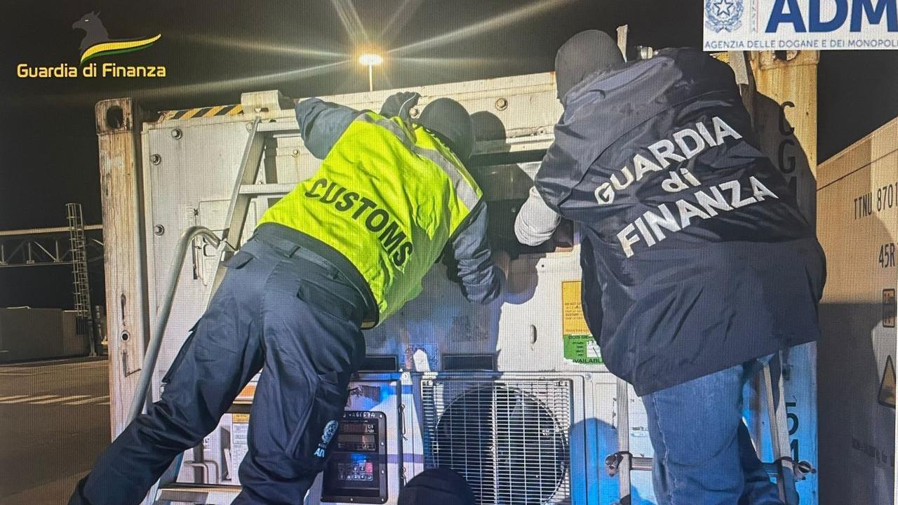 Maxi sequestro di cocaina e tre arresti al porto di Livorno: la droga nascosta in un container, valore 3 milioni di euro