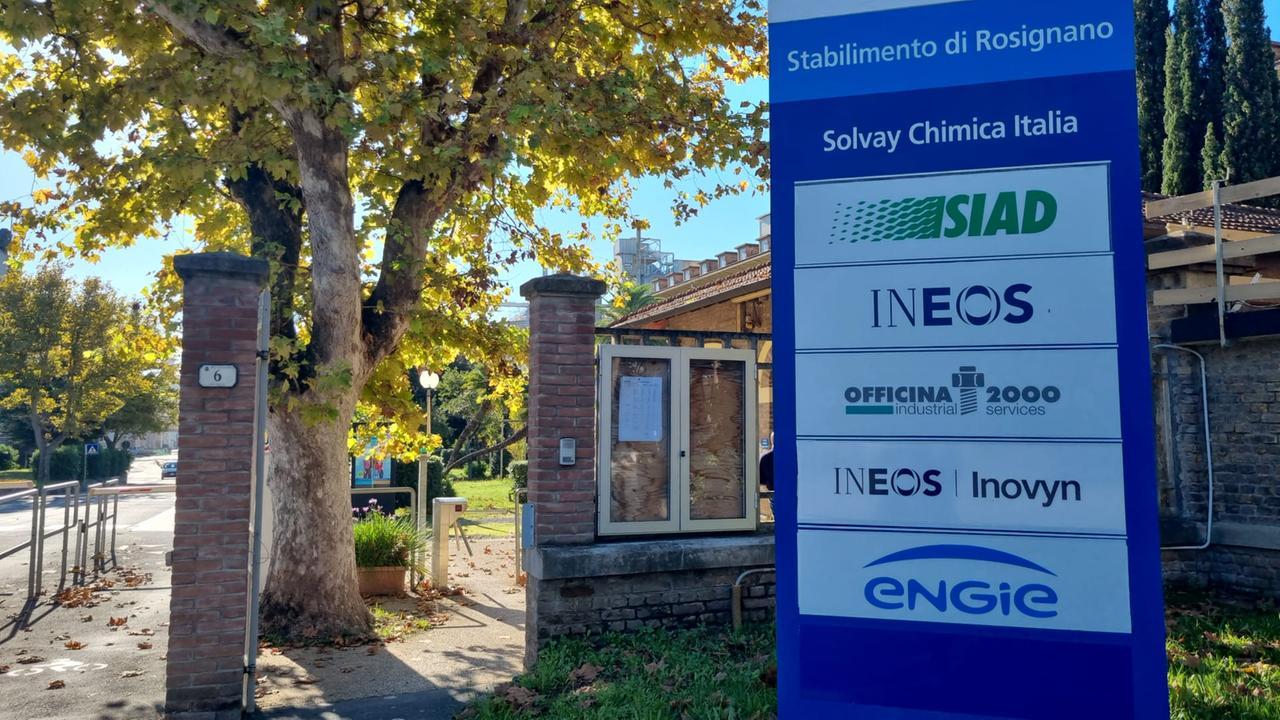 
	L'ingresso dell'impianto Ineos di Rosignano

