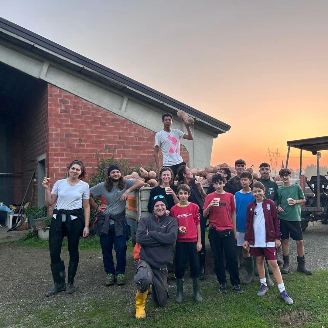 Le zucche di Lello impantanate dopo il maltempo le raccolgono a mano i giovanissimi atleti del “San Fao”