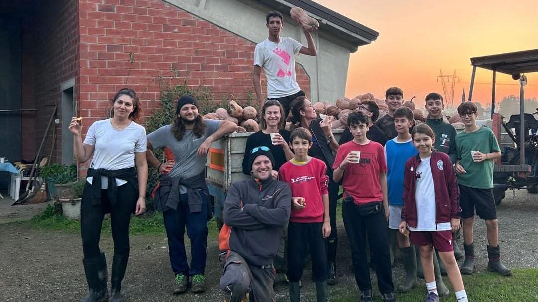 Le zucche di Lello impantanate dopo il maltempo le raccolgono a mano i giovanissimi atleti del “San Fao”