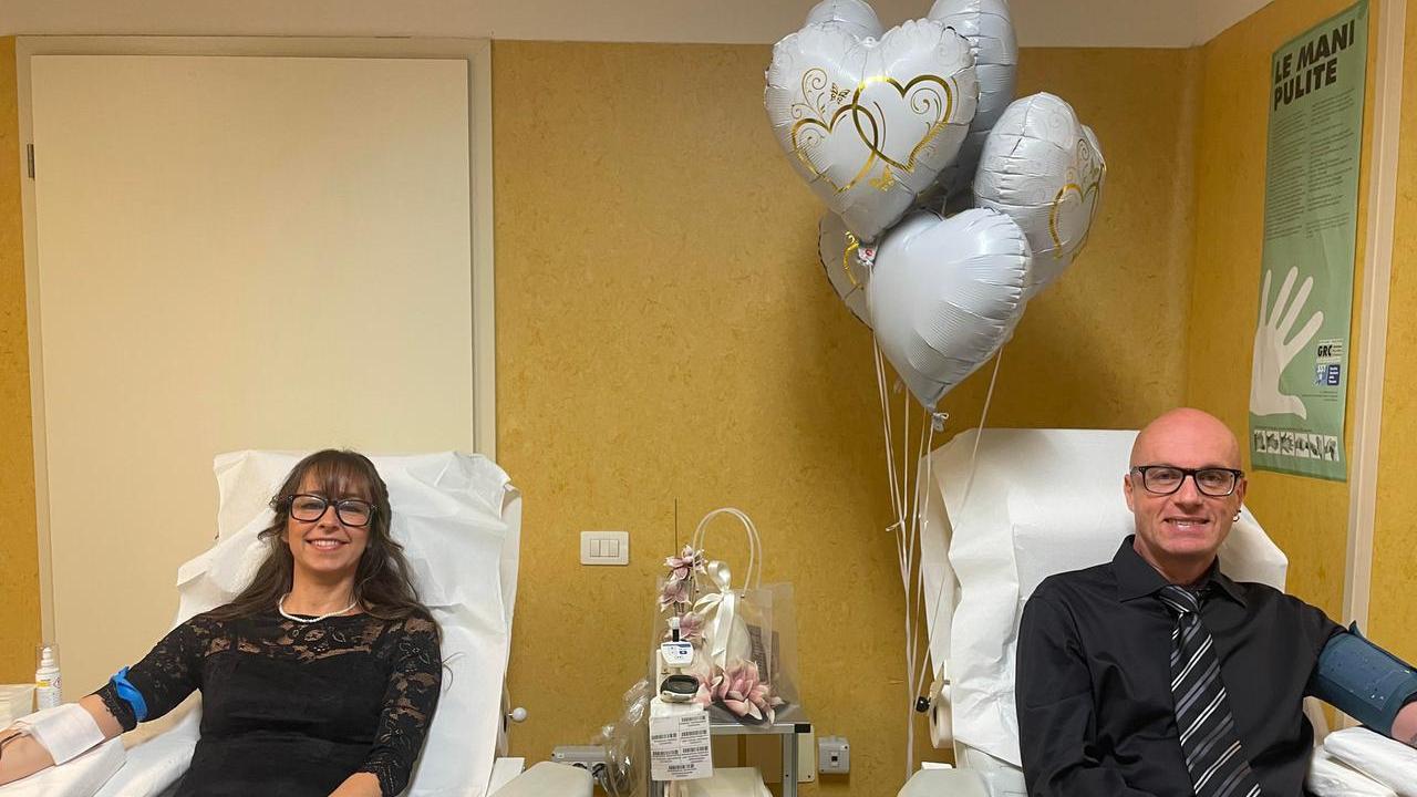 Giulia e Michele al centro trasfusionale del Meyer prima delle nozze