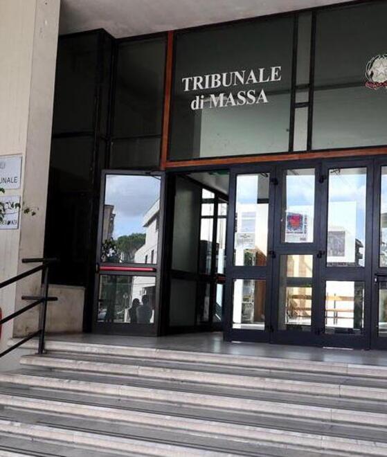 Lunigiana, la prende a testate e a calci poi la segue nella casa protetta