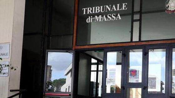 Lunigiana, la prende a testate e a calci poi la segue nella casa protetta