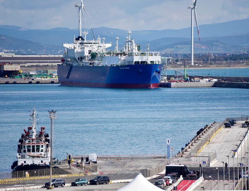 Piombino, sul rigassificatore linea condivisa: ormeggio in porto a scadenza