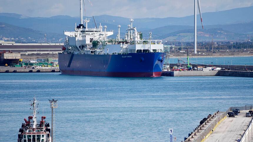Piombino, sul rigassificatore linea condivisa: ormeggio in porto a scadenza