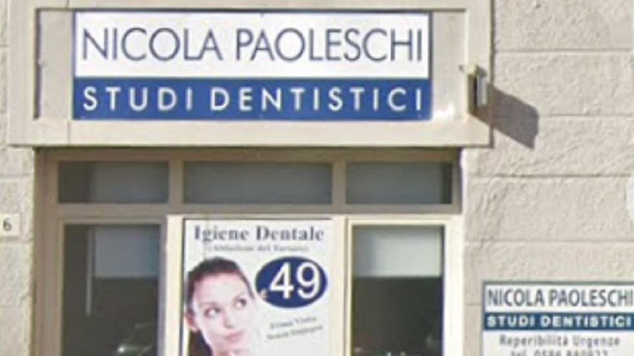 L'ingresso dello studio dentistico Paoleschi di Livorno