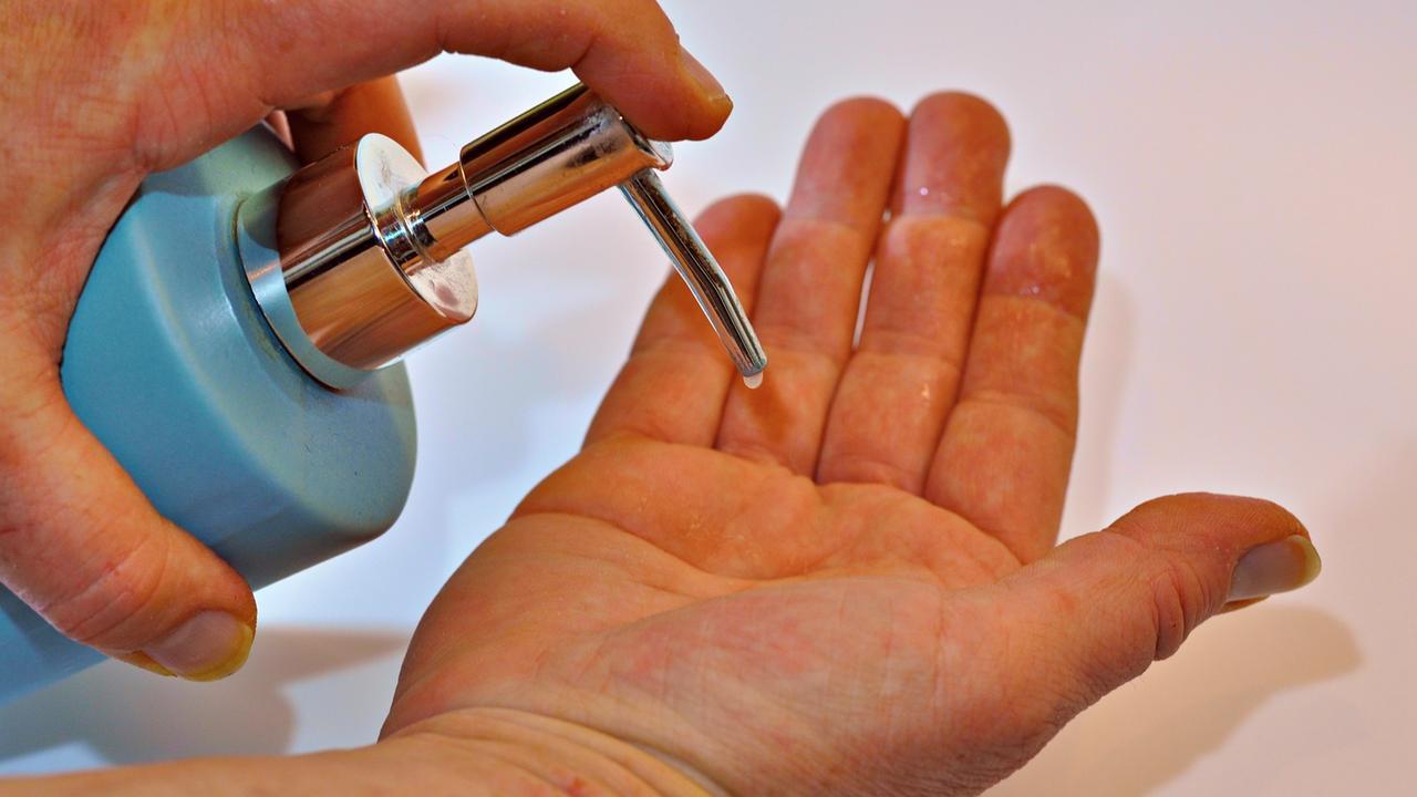 Ferrara, composto pericoloso nei cosmetici: indagini su un negozio e una catena