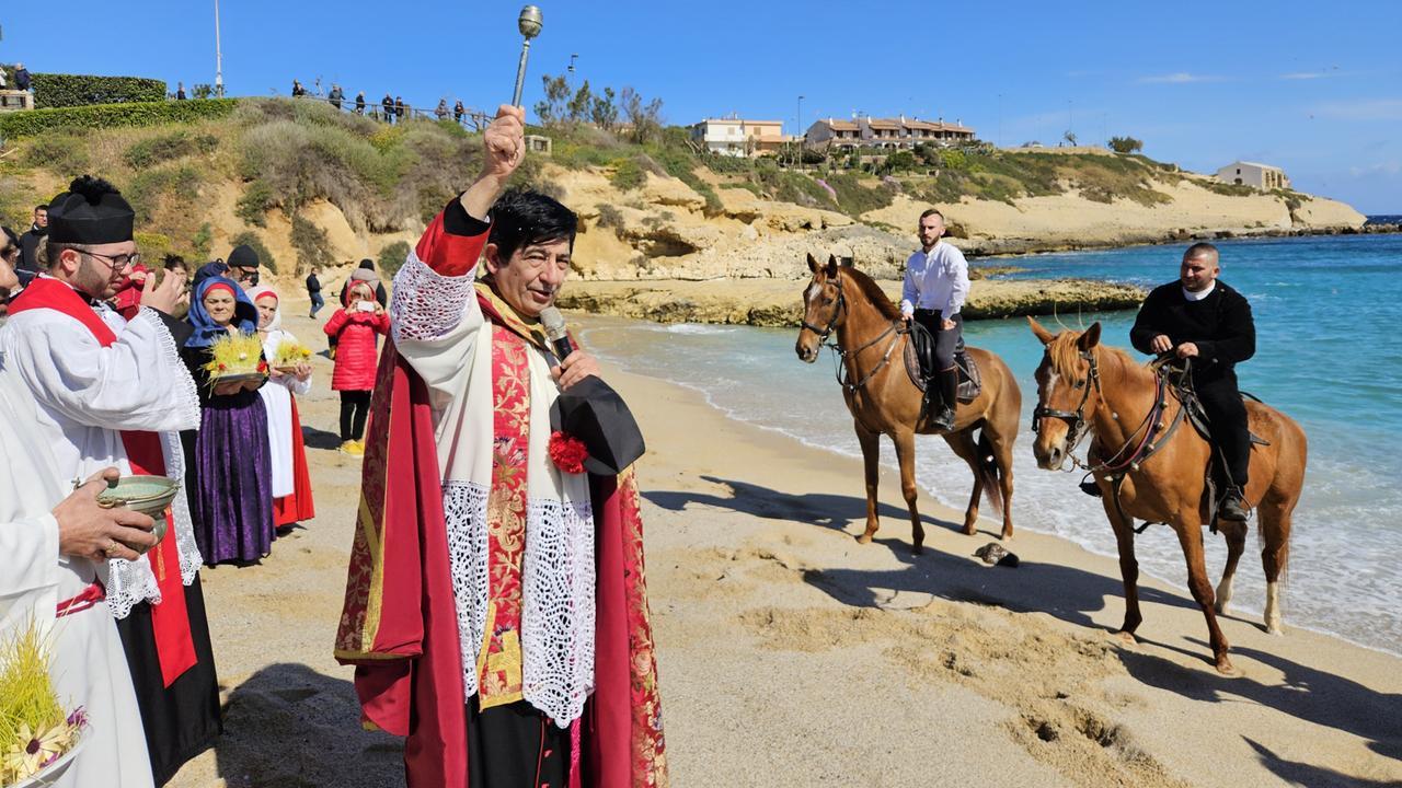 Porto Torres, i vigili urbani non lavorano la domenica: la benedizione a mare di San Gavino non si può fare