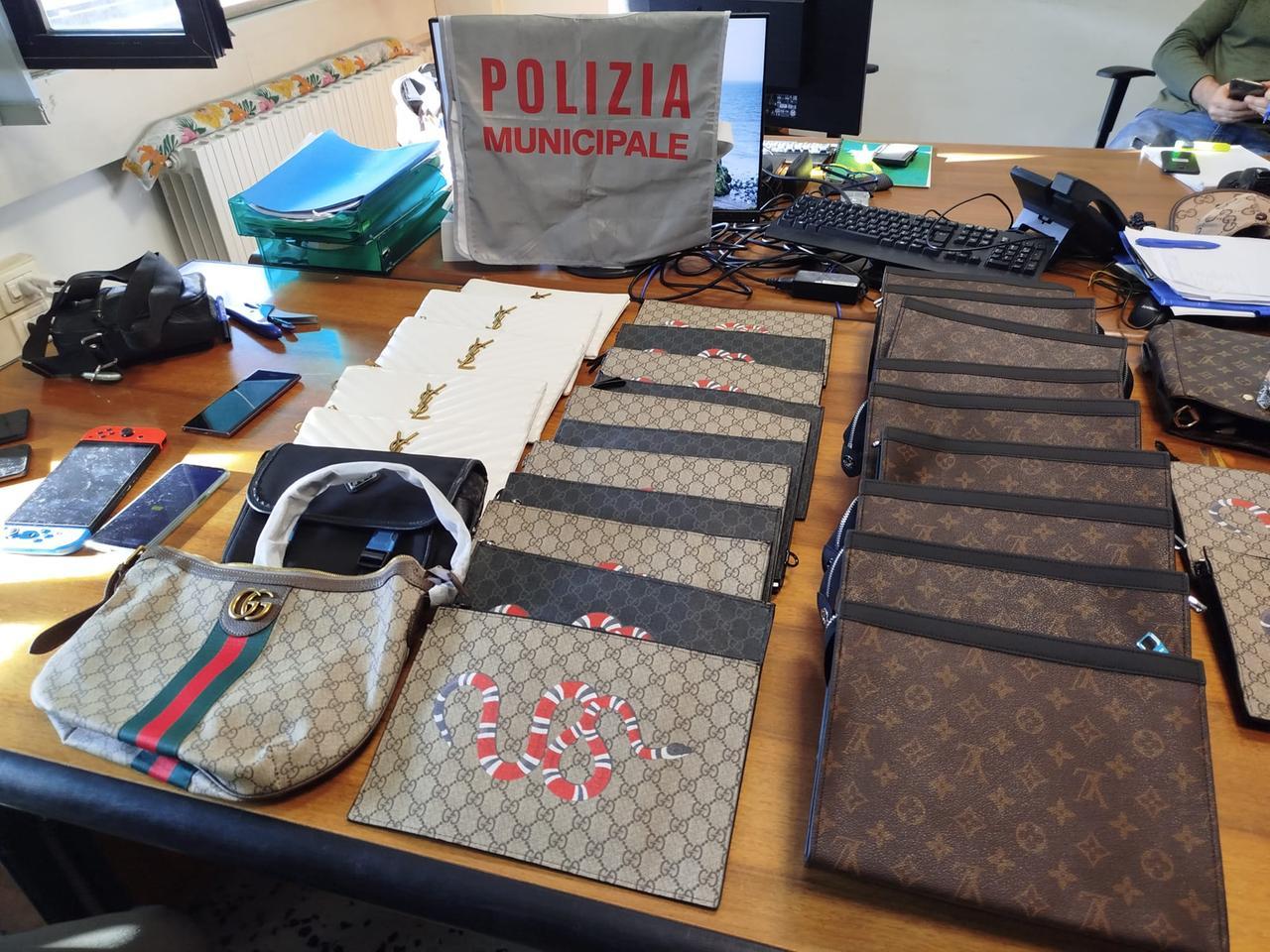 
	Alcuni degli oggetti sequestrati

