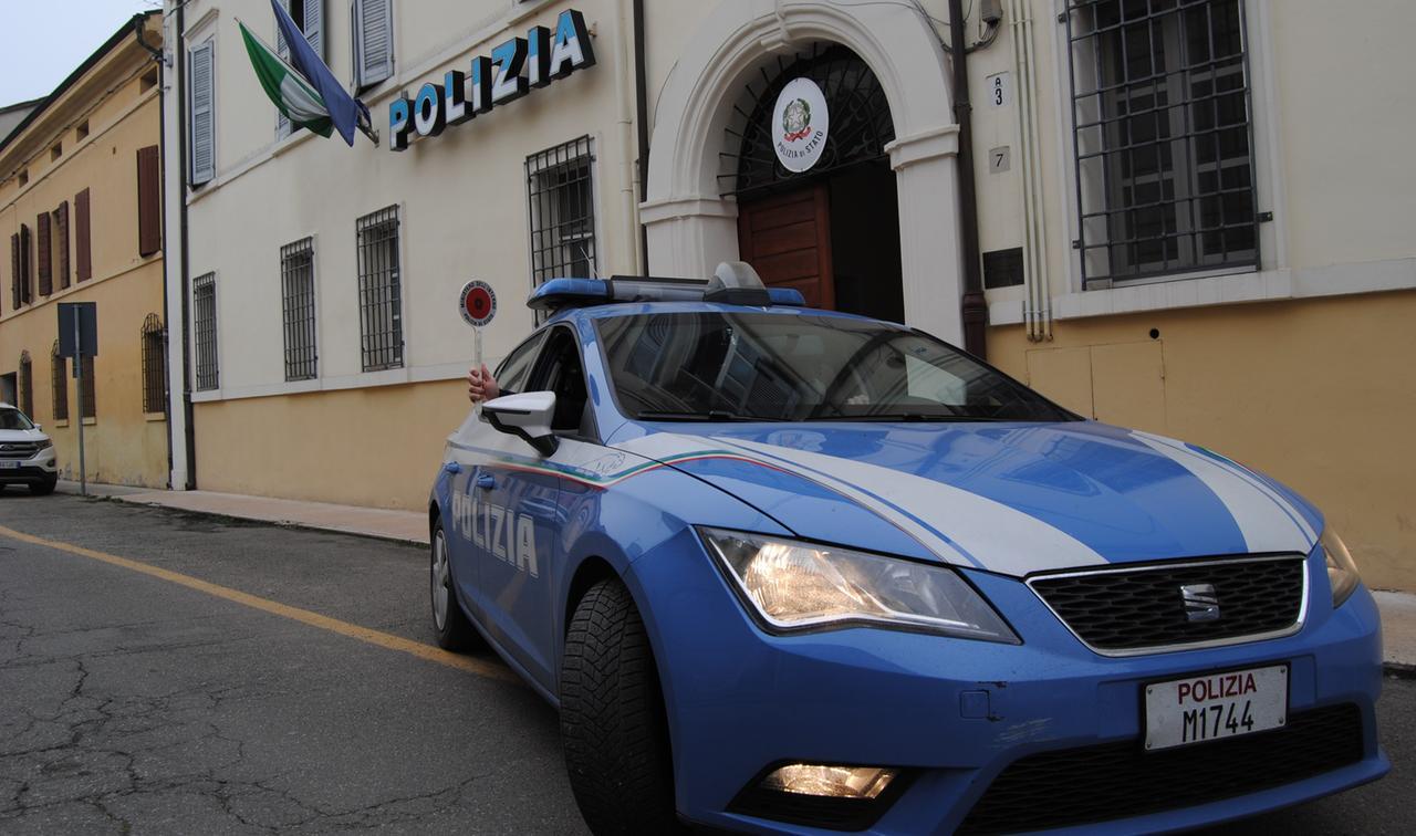 Finto corriere ritira vestiti da un’azienda al posto di quello vero: trovato dopo 3 mesi, i due truffatori denunciati