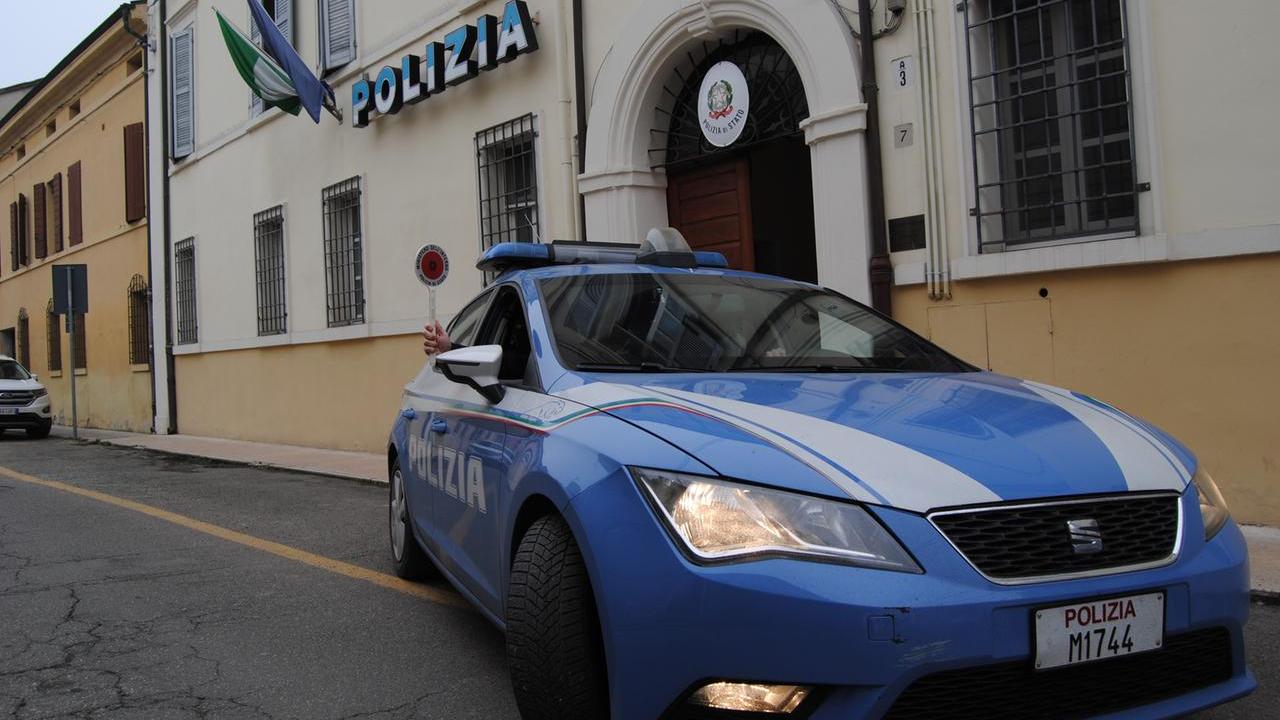 Finto corriere ritira vestiti da un’azienda al posto di quello vero: trovato dopo 3 mesi, i due truffatori denunciati