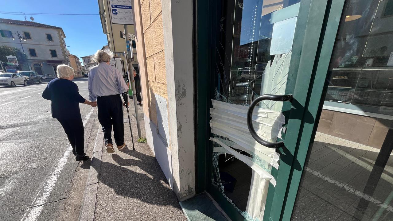 I danni al bar "L'Angolo 34" di Antignano (foto Franco Silvi)