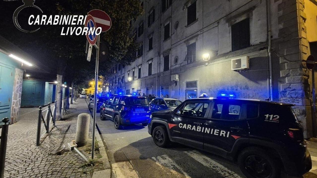 Le pattuglie dei carabinieri in piazza Garibaldi (foto d'archivio)