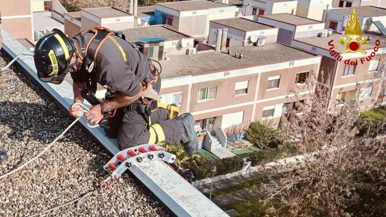 Bambini restano chiusi in casa, i vigili del fuoco si calano dall'alto