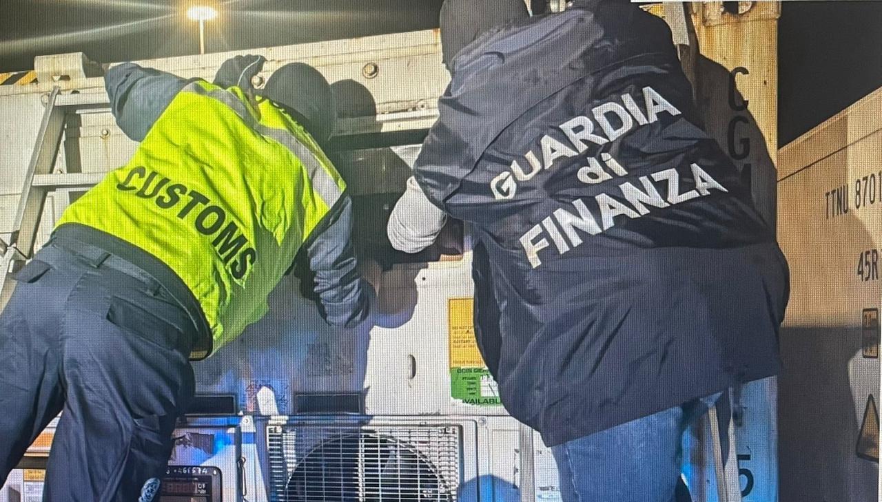 
	Il controllo di un finanziere e di un doganiere

