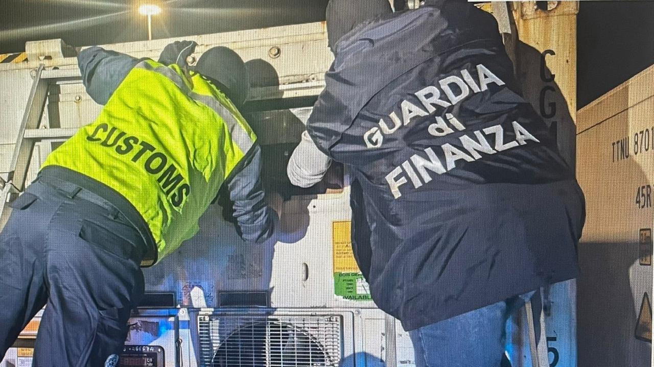 Il controllo di un finanziere e di un doganiere