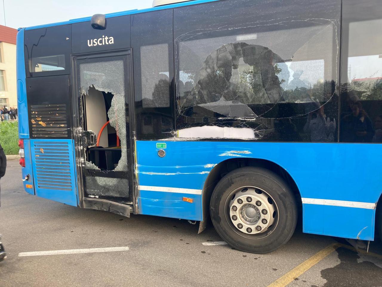 L’autobus carico di studenti sbaglia strada, si schianta e continua la corsa danneggiato: paura tra i ragazzi