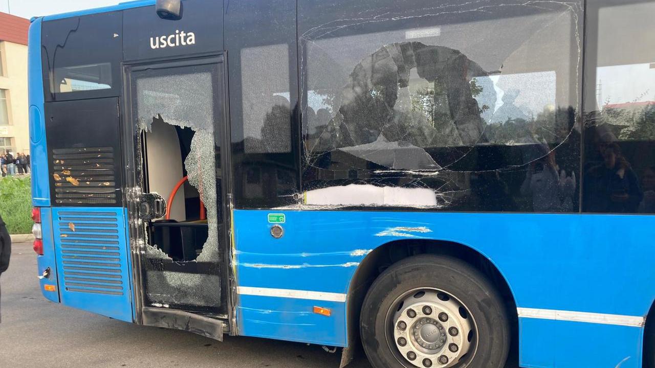 L’autobus carico di studenti sbaglia strada, si schianta e continua la corsa danneggiato: paura tra i ragazzi